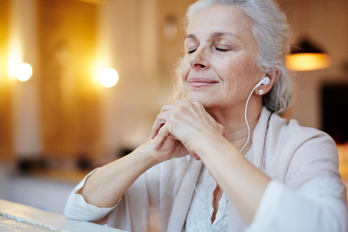 woman senior music therapy