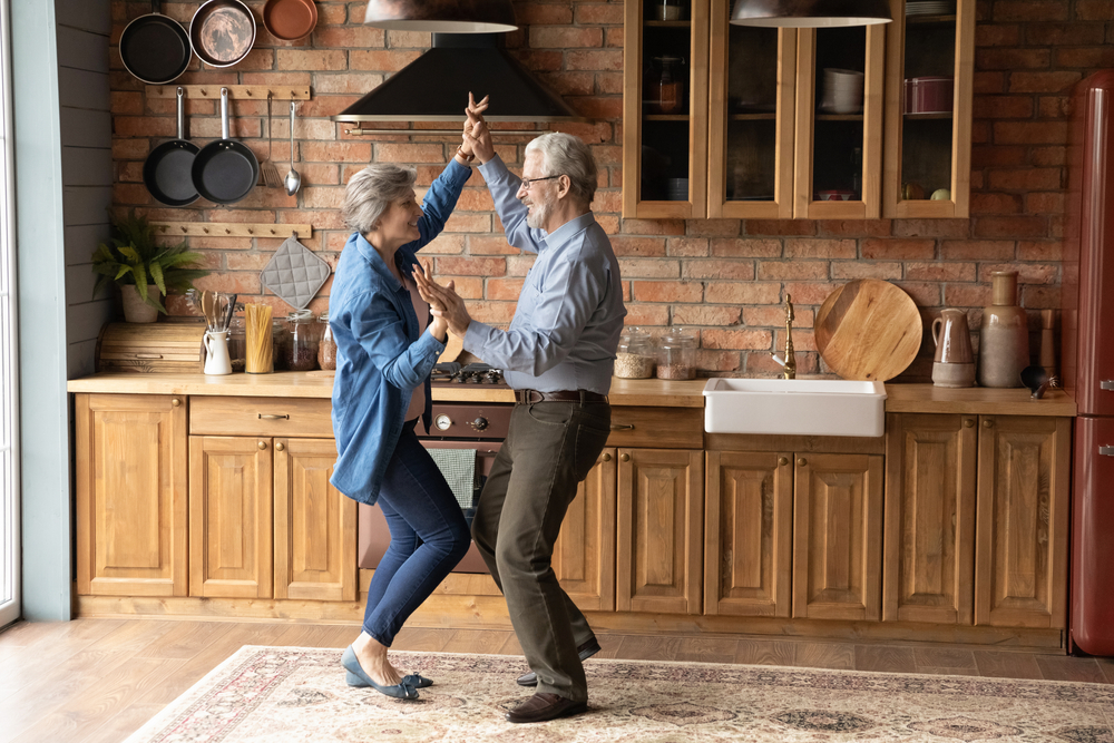 deux personnes âgées dansant et profitant de la vie dans leur cuisine